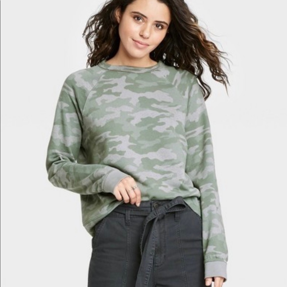 Universal Thread Army pullover
